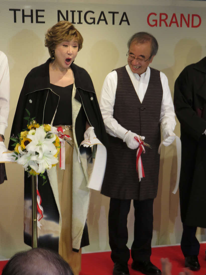 「銀座・新潟情報館　THE NIIGATA」グランドオープンのテープカットに臨む小林幸子（左）と花角英世新潟県知事