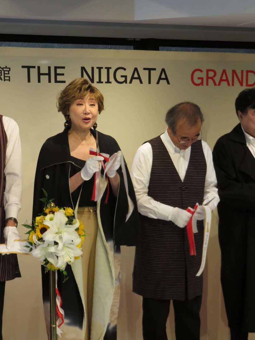 「銀座・新潟情報館　THE NIIGATA」グランドオープンのテープカットに臨む小林幸子（左）と花角英世新潟県知事