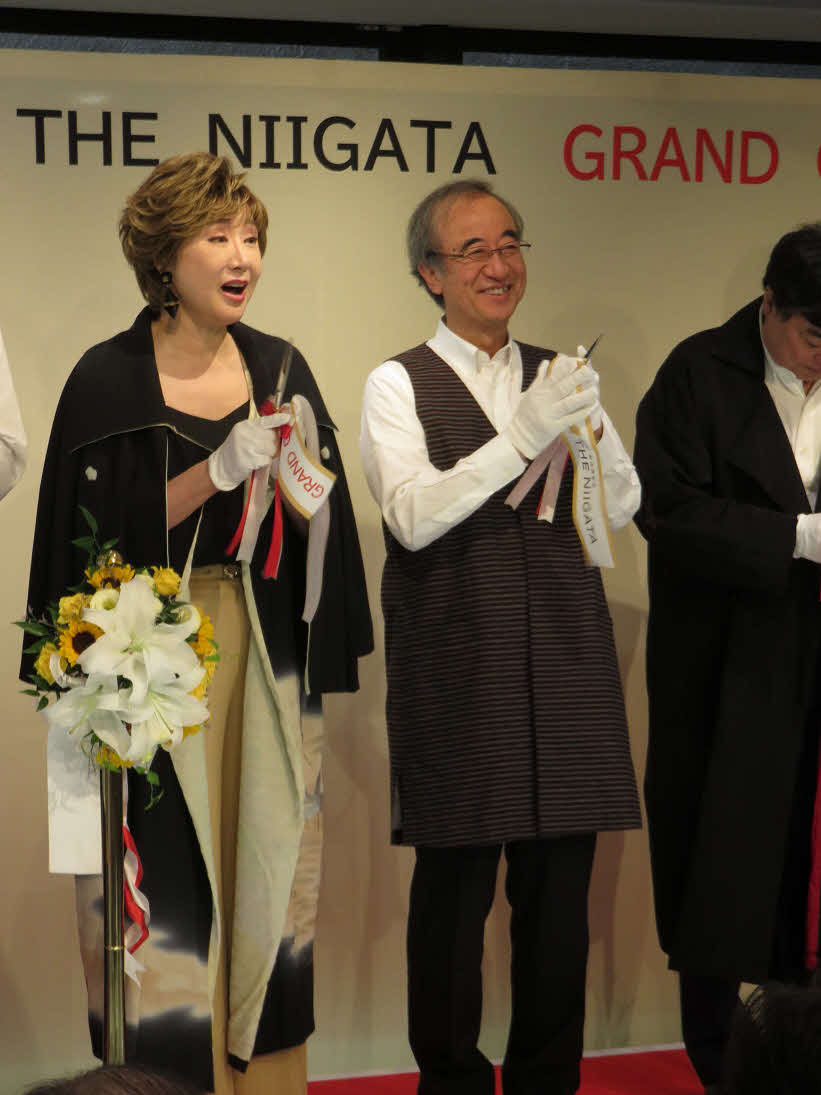 「銀座・新潟情報館　THE NIIGATA」グランドオープンのテープカットに臨む小林幸子（左）と花角英世新潟県知事