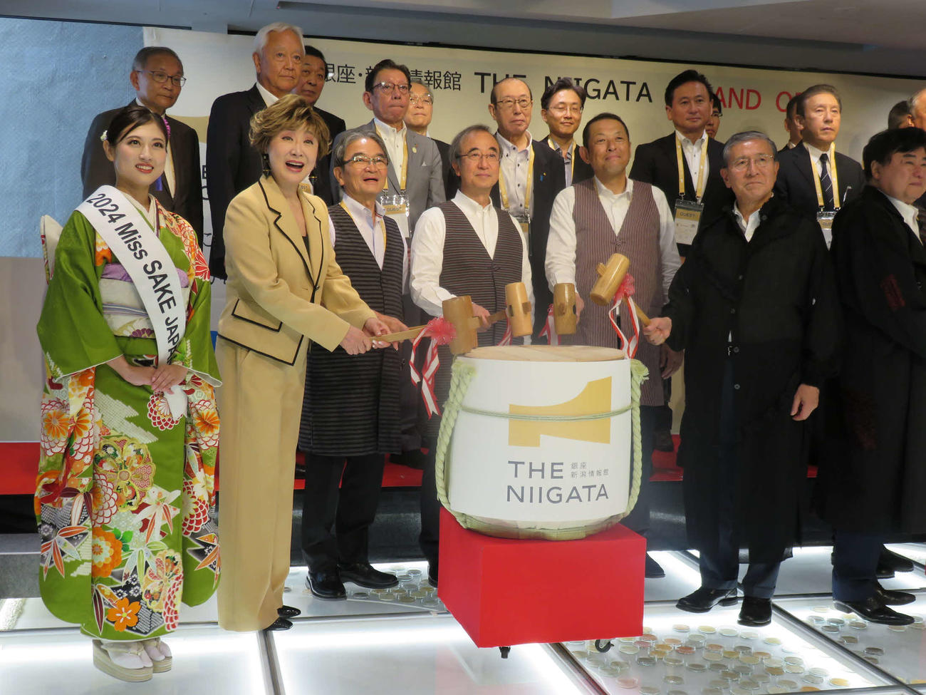 「銀座・新潟情報館　THE NIIGATA」グランドオープンの鏡割りに臨む小林幸子（前列左から2人目）