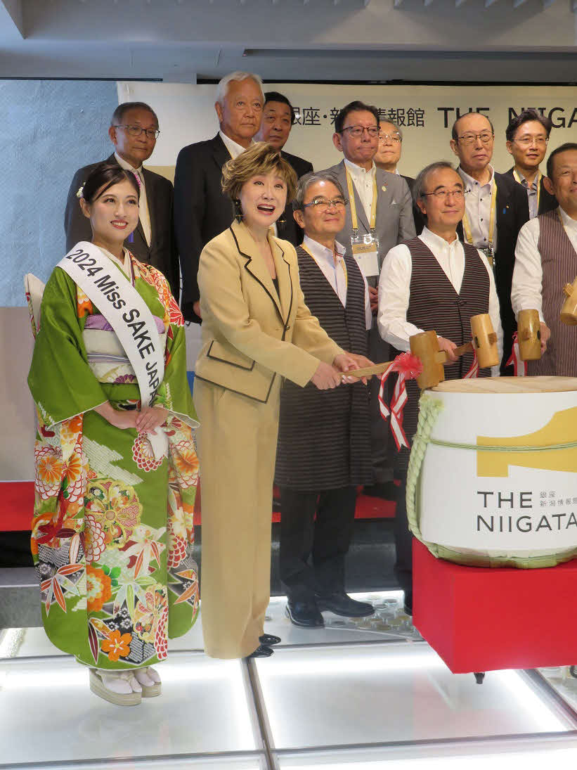 「銀座・新潟情報館　THE NIIGATA」グランドオープンの鏡割りに臨む小林幸子（前列左から2人目）