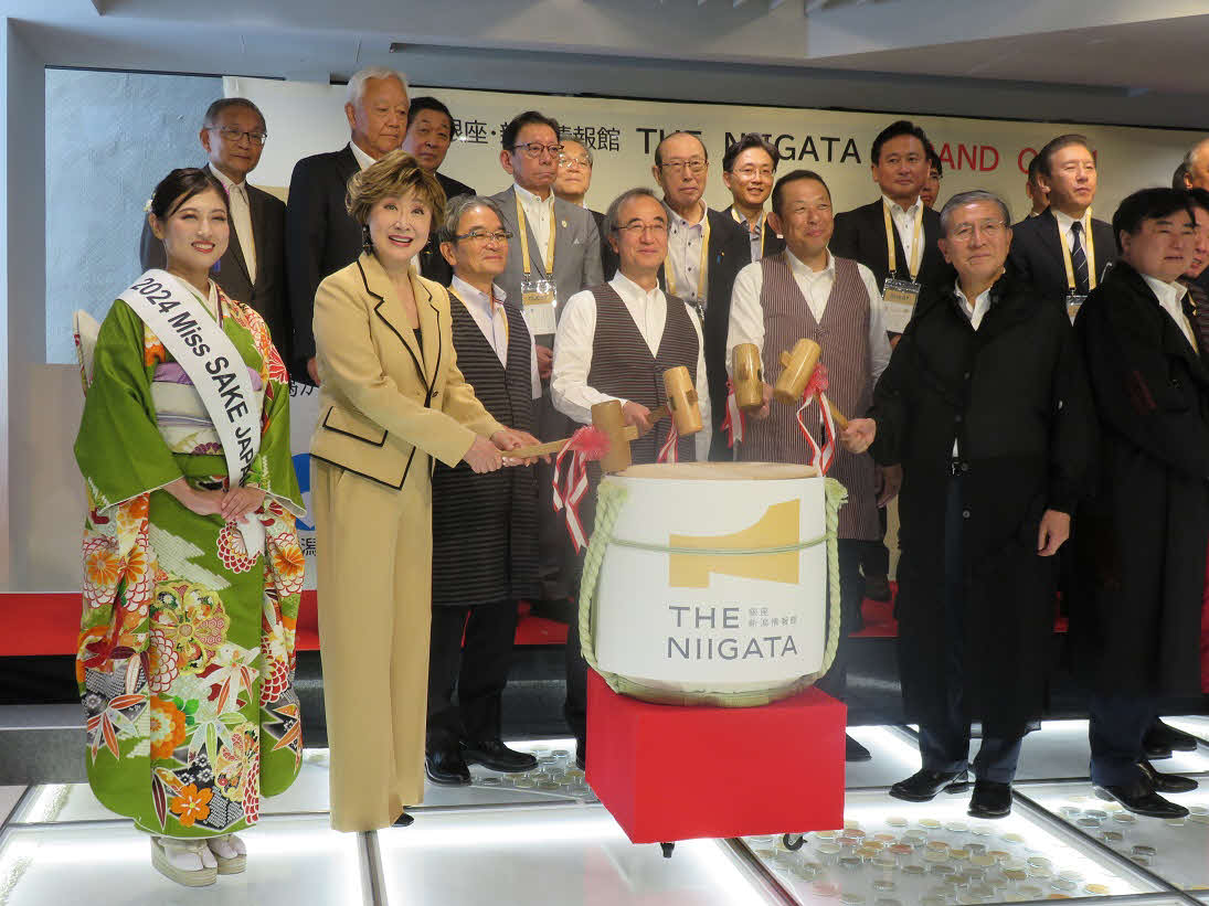 「銀座・新潟情報館　THE NIIGATA」グランドオープンの鏡割りに臨む小林幸子（前列左から2人目）