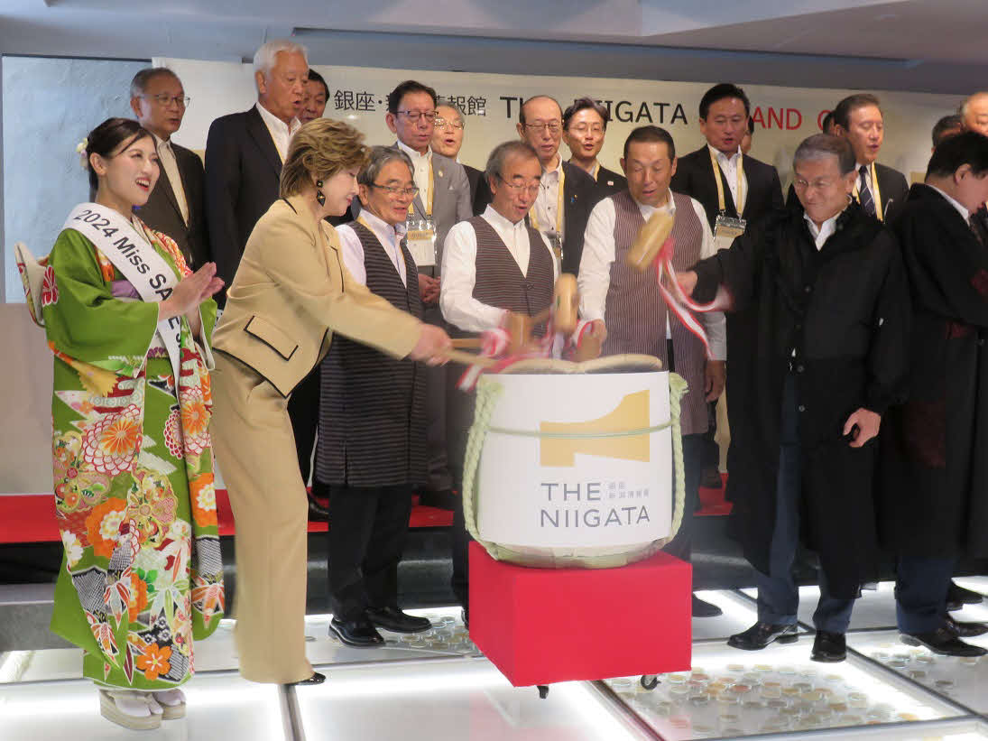 「銀座・新潟情報館　THE NIIGATA」グランドオープンの鏡割りに臨む小林幸子（前列左から2人目）
