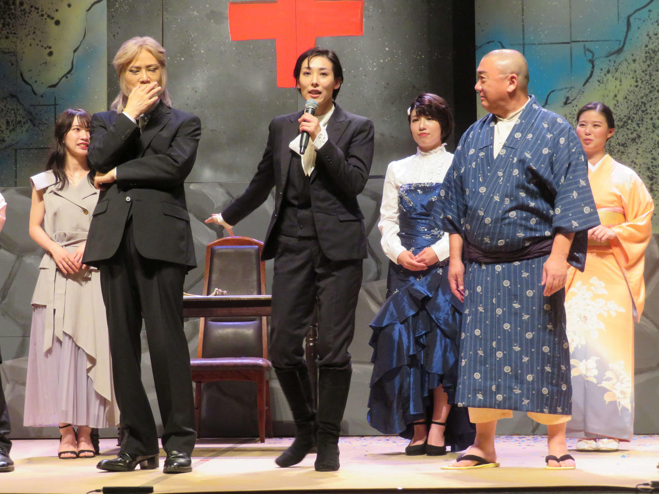 舞台「シーボルト父子伝　～蒼い目のサムライ～受け継ぐ者達」公開リハーサル後の囲み取材で語り合う、左から京本政樹、鳳恵弥、山本圭壱（撮影・村上幸将）