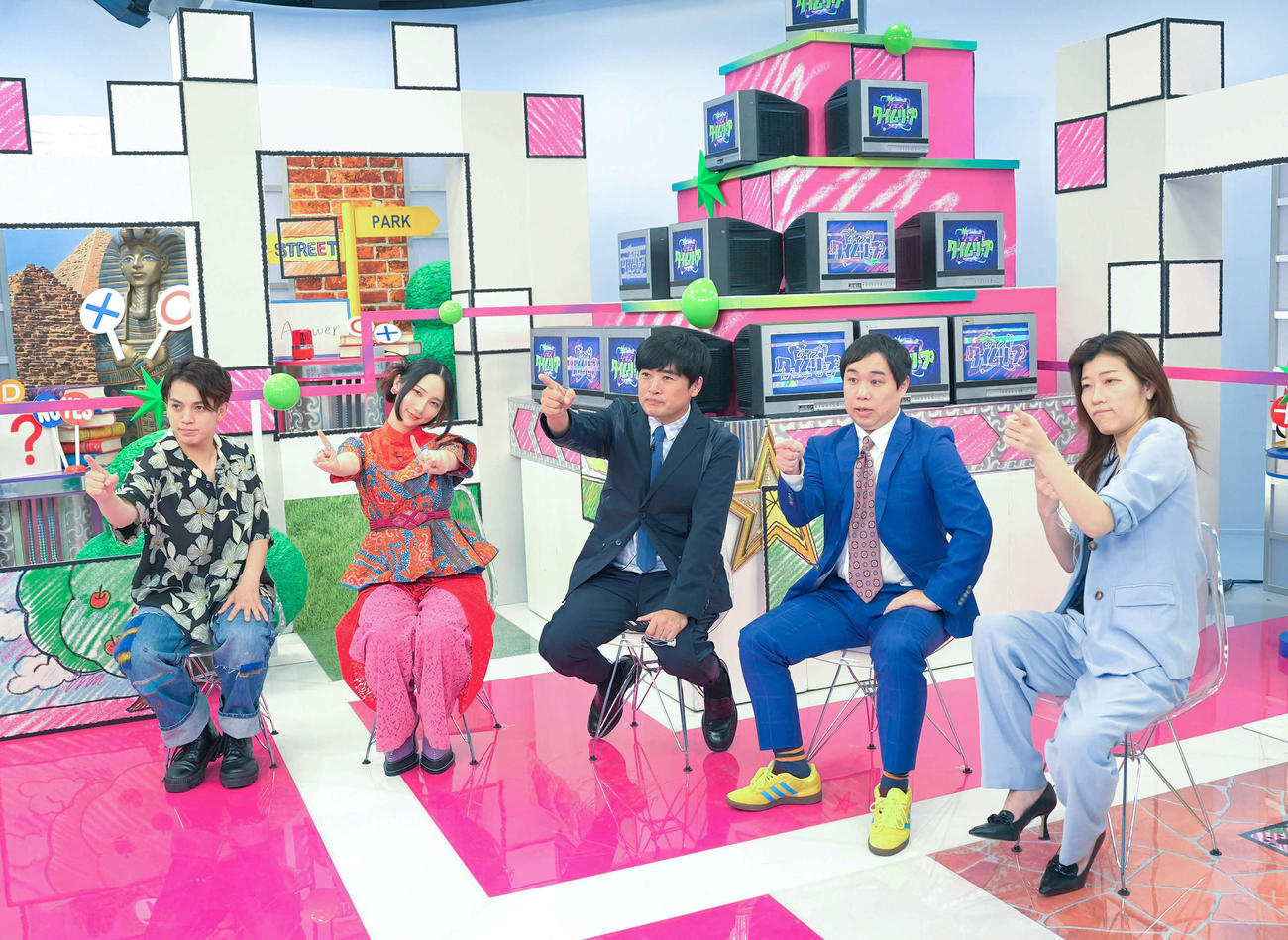 日本テレビ系特番「クイズ　タイムリープ」の場面写真。左からTravis Japan宮近海斗、ファーストサマーウイカ、劇団ひとり、霜降り明星せいや、ヒコロヒー