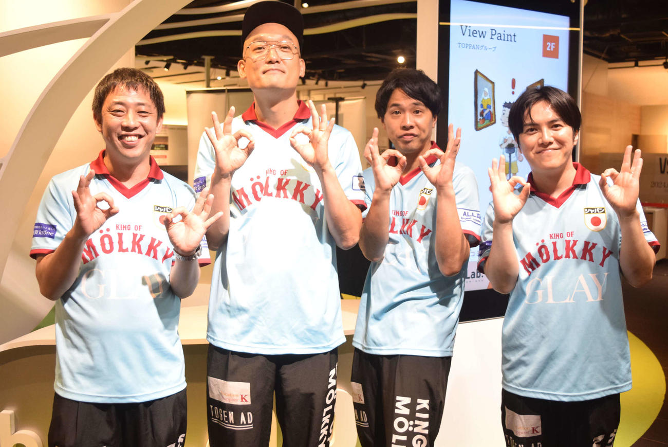 「パインアメの日」イベントに登場した（左から）さらば青春の光、森田哲矢、みなみかわ、カナイ、ラブレターズ溜口佑太朗（撮影・阪口孝志）