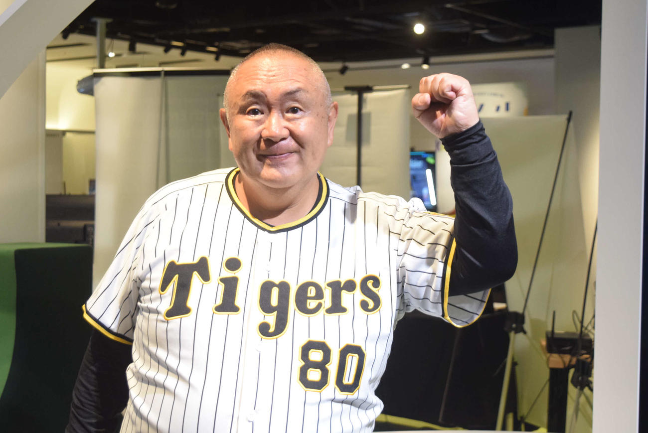 「パインアメの日」に阪神へのエールを送った松村邦洋（撮影・阪口孝志）