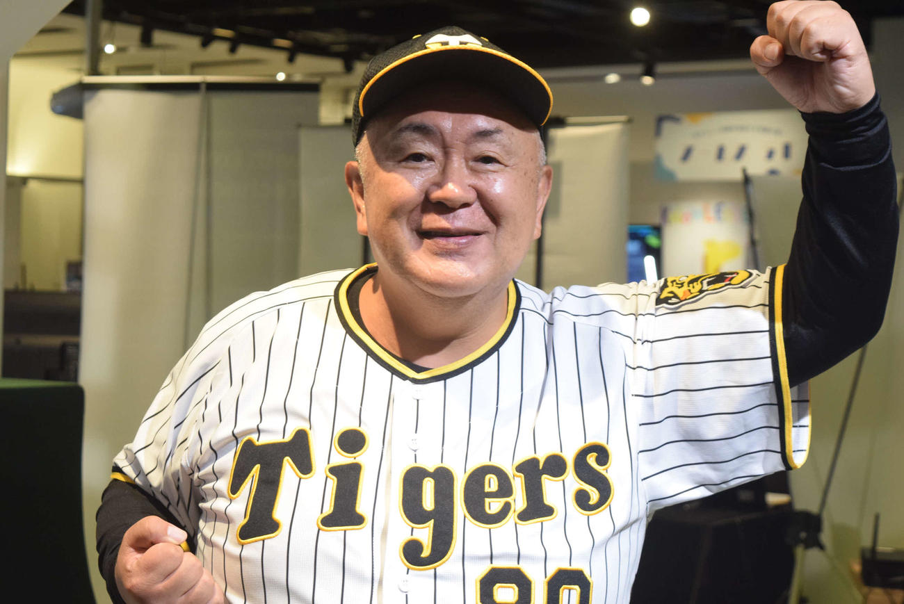 「パインアメの日」に阪神へのエールを送った松村邦洋（撮影・阪口孝志）