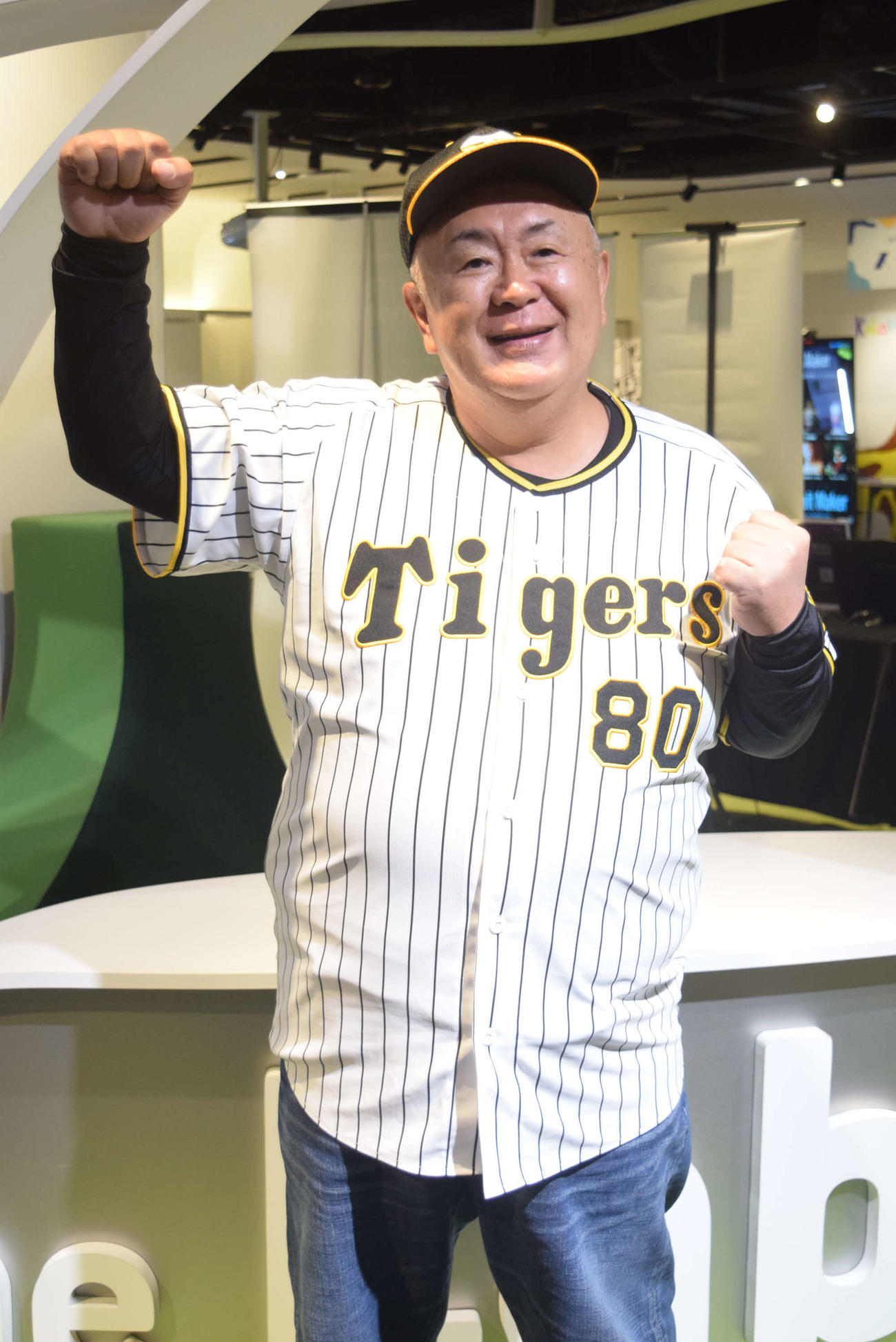 「パインアメの日」に阪神へのエールを送った松村邦洋（撮影・阪口孝志）