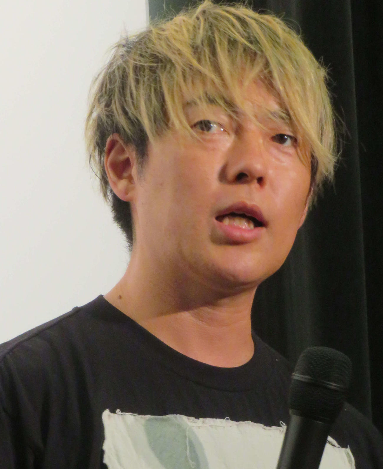ウーマンラッシュアワー村本大輔（2024年7月撮影）