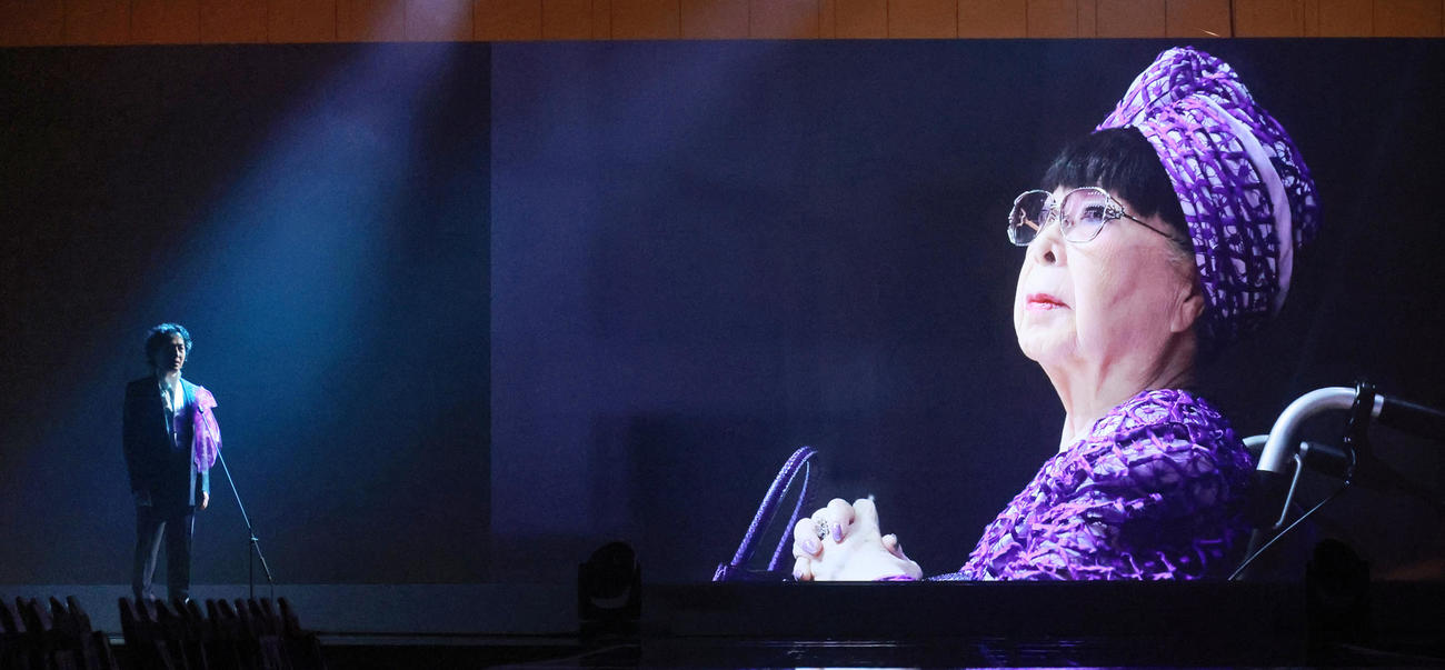 桂由美氏の映像を背に歌唱する秋川雅史（撮影・中島郁夫）