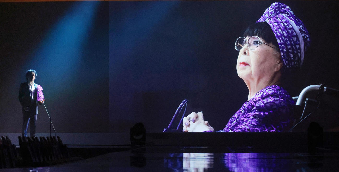 桂由美氏の映像を背に歌唱する秋川雅史（撮影・中島郁夫）