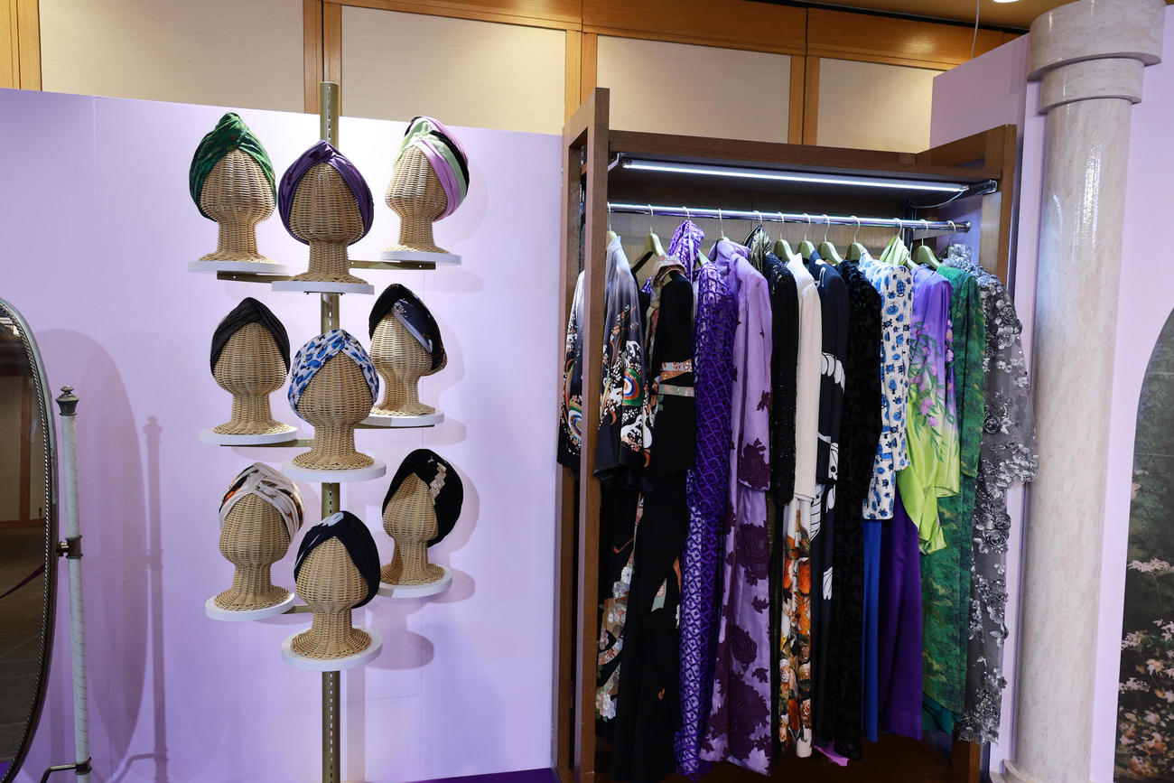 桂由美氏の追悼ファッションショーに飾られた思い出の品（撮影・中島郁夫）