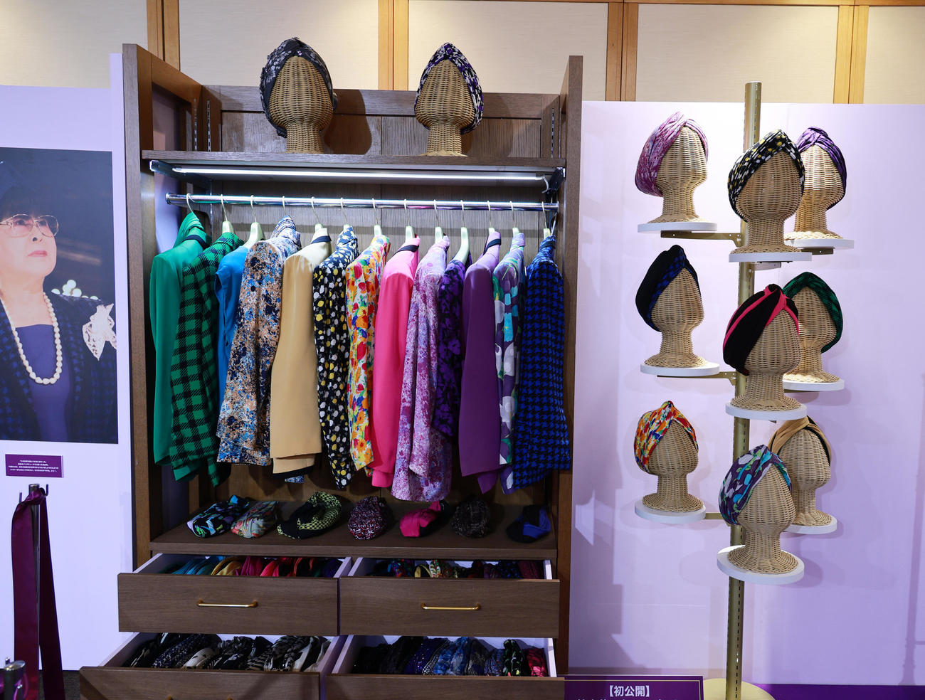 桂由美氏の追悼ファッションショーに飾られた思い出の品（撮影・中島郁夫）