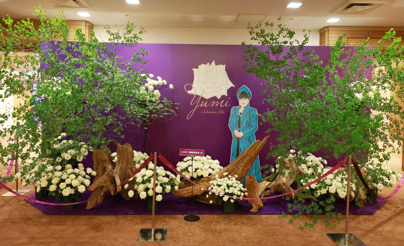 桂由美氏の追悼ファッションショーに飾られた生花（撮影・中島郁夫）