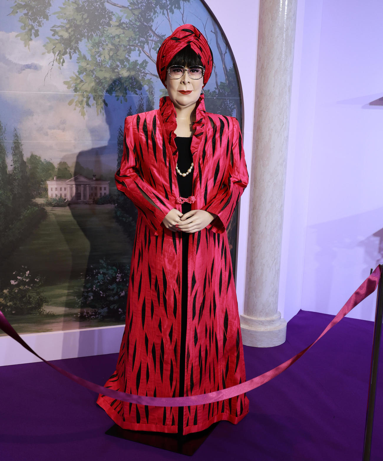 追悼ファッションショーに飾られた桂由美氏等身大のマネキン（撮影・中島郁夫）