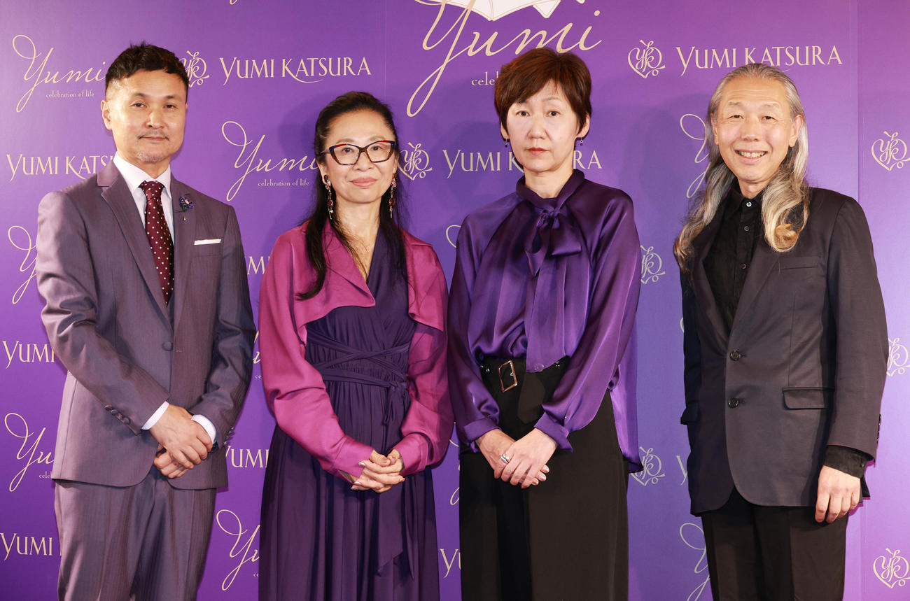 会見する新生Yumi Katsuraクリエイティブチーム、左から森永幸徳氏、藤原綾子氏、飯野恵子氏と假屋崎省吾氏（撮影・中島郁夫）
