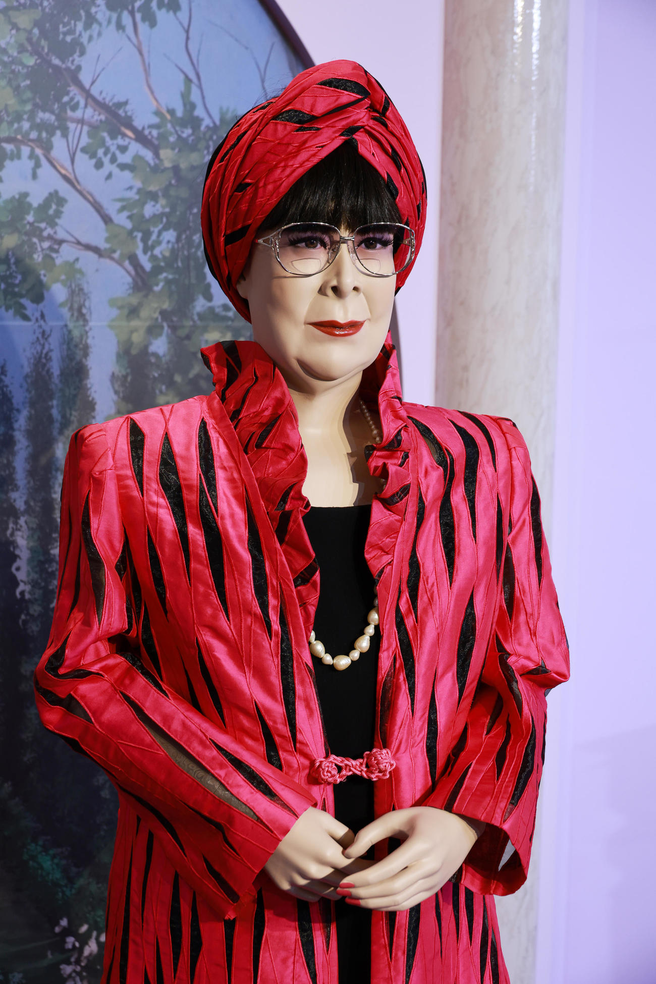 追悼ファッションショーに飾られた桂由美氏等身大のマネキン（撮影・中島郁夫）
