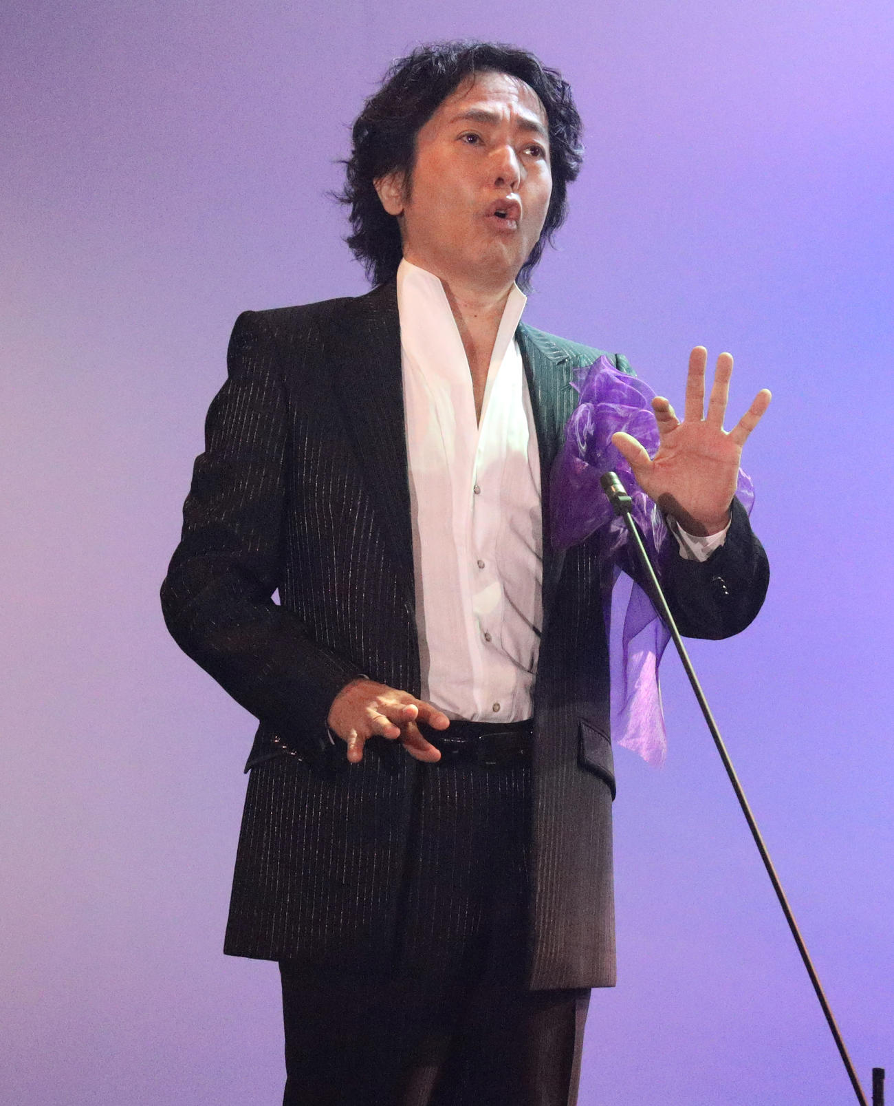 熱唱する秋川雅史（撮影・中島郁夫）