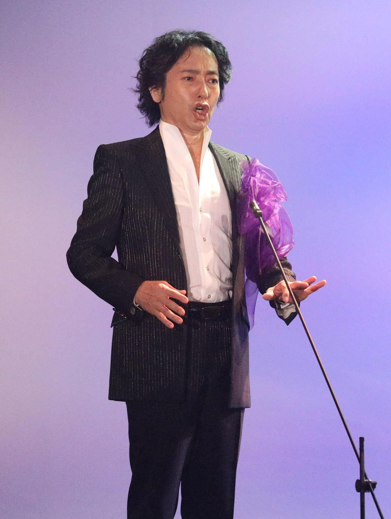 熱唱する秋川雅史（撮影・中島郁夫）