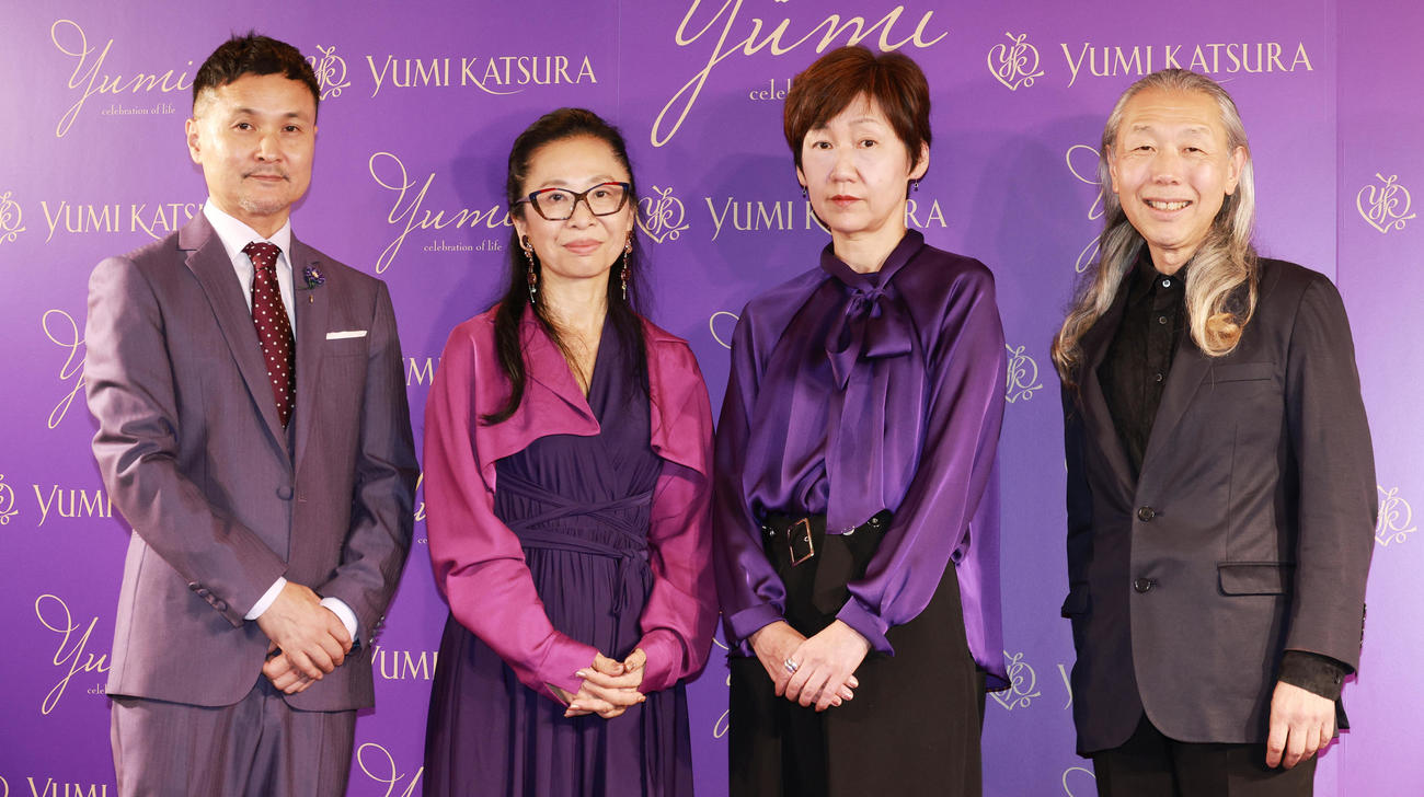 会見する新生Yumi Katsuraクリエイティブチーム、左から森永幸徳氏、藤原綾子氏、飯野恵子氏と假屋崎省吾氏（撮影・中島郁夫）