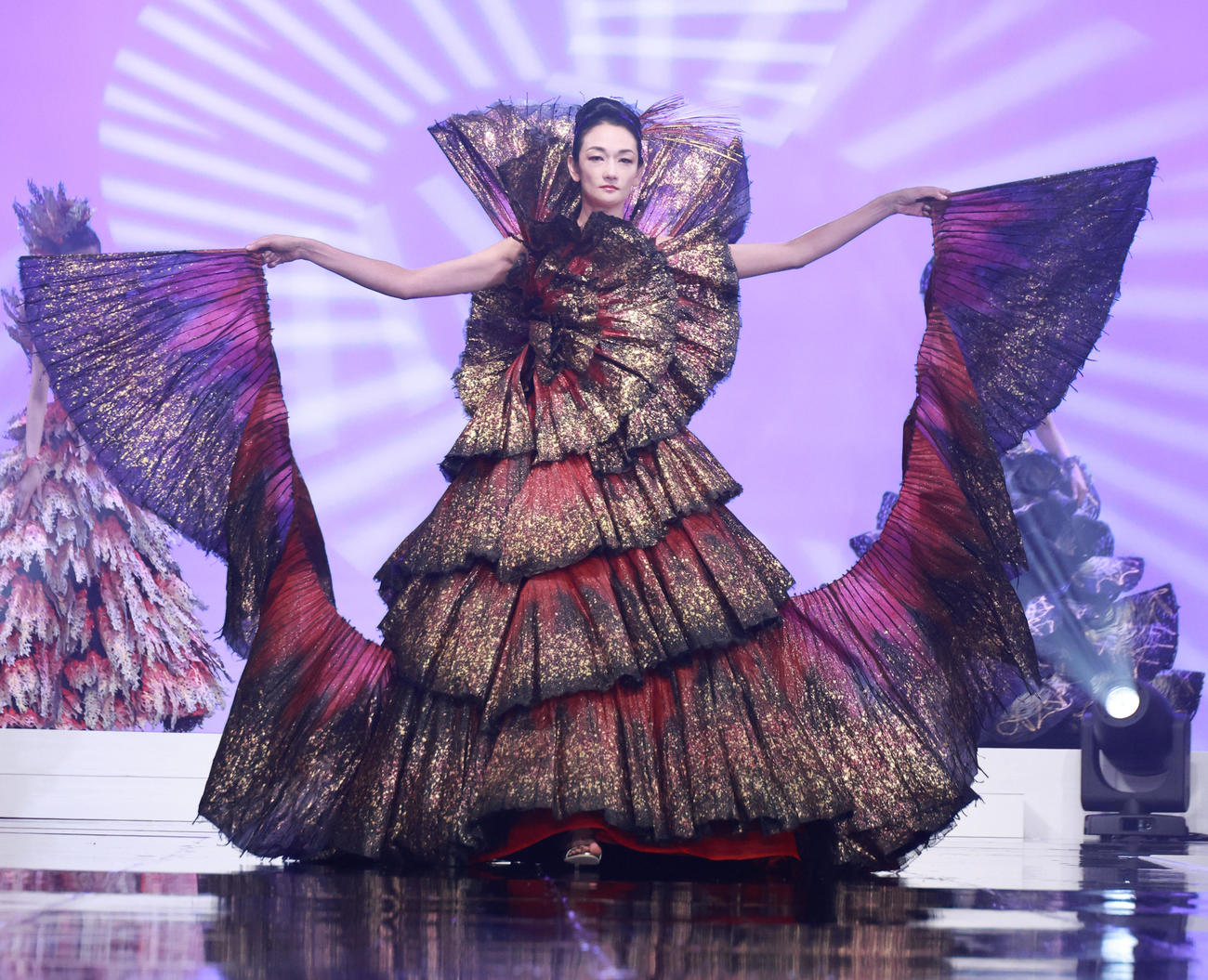 桂由美氏の追悼ファッションショーでパフォーマンスを披露する冨永愛（撮影・中島郁夫）