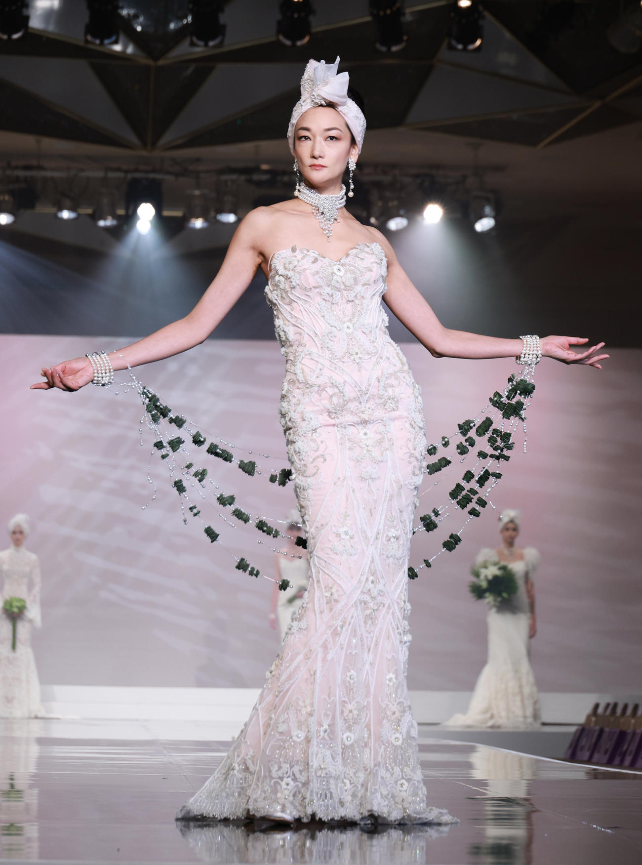 桂由美氏の追悼ファッションショーでパフォーマンスを披露する冨永愛（撮影・中島郁夫）