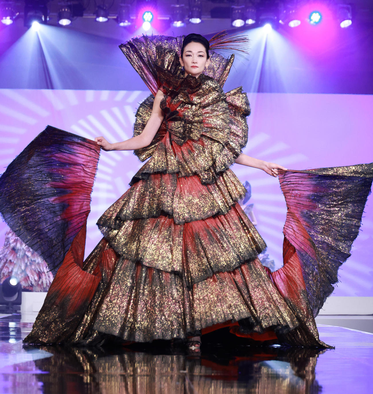 桂由美氏の追悼ファッションショーでパフォーマンスを披露する冨永愛（撮影・中島郁夫）