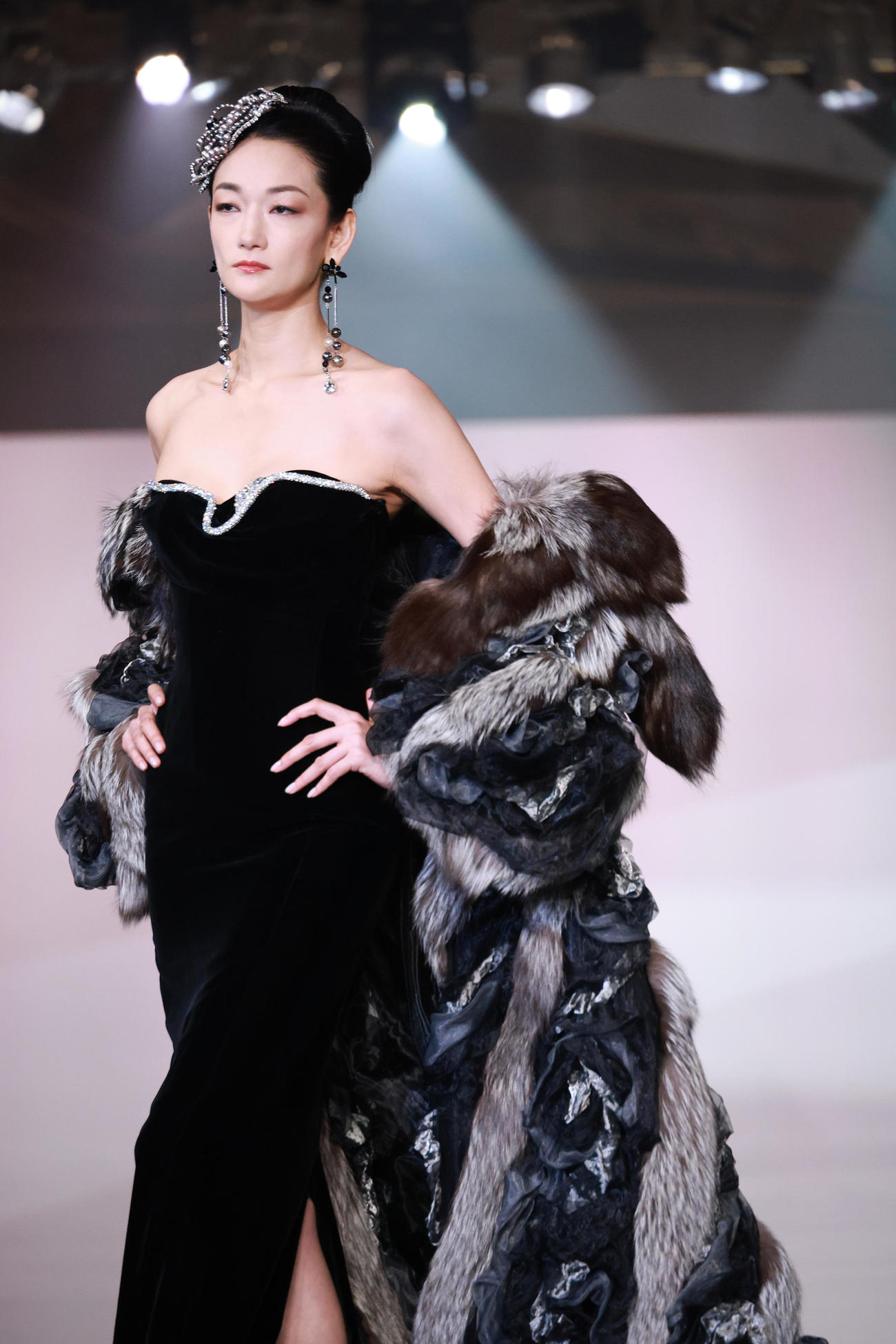 桂由美氏の追悼ファッションショーでパフォーマンスを披露する冨永愛（撮影・中島郁夫）
