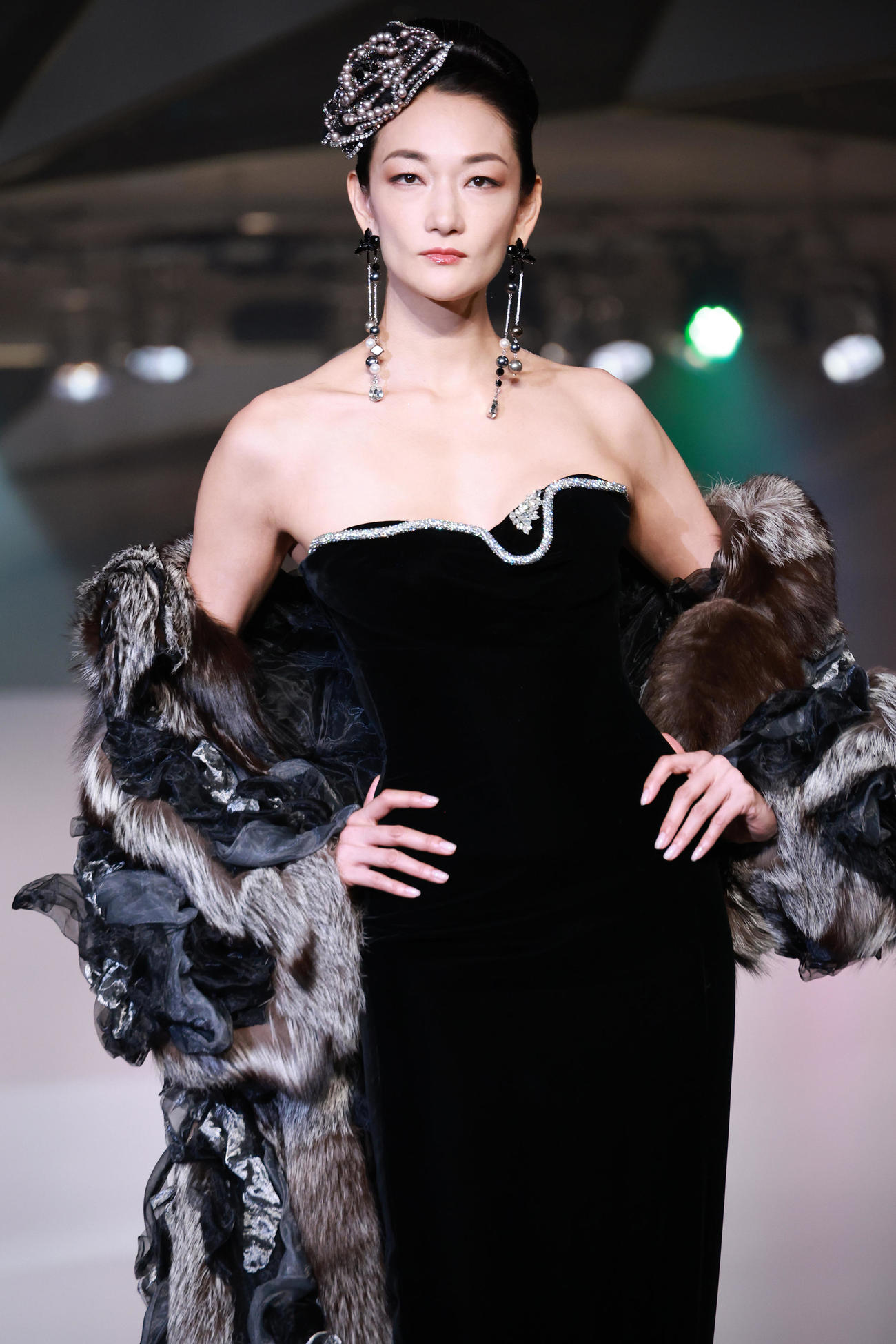 桂由美氏の追悼ファッションショーでパフォーマンスを披露する冨永愛（撮影・中島郁夫）