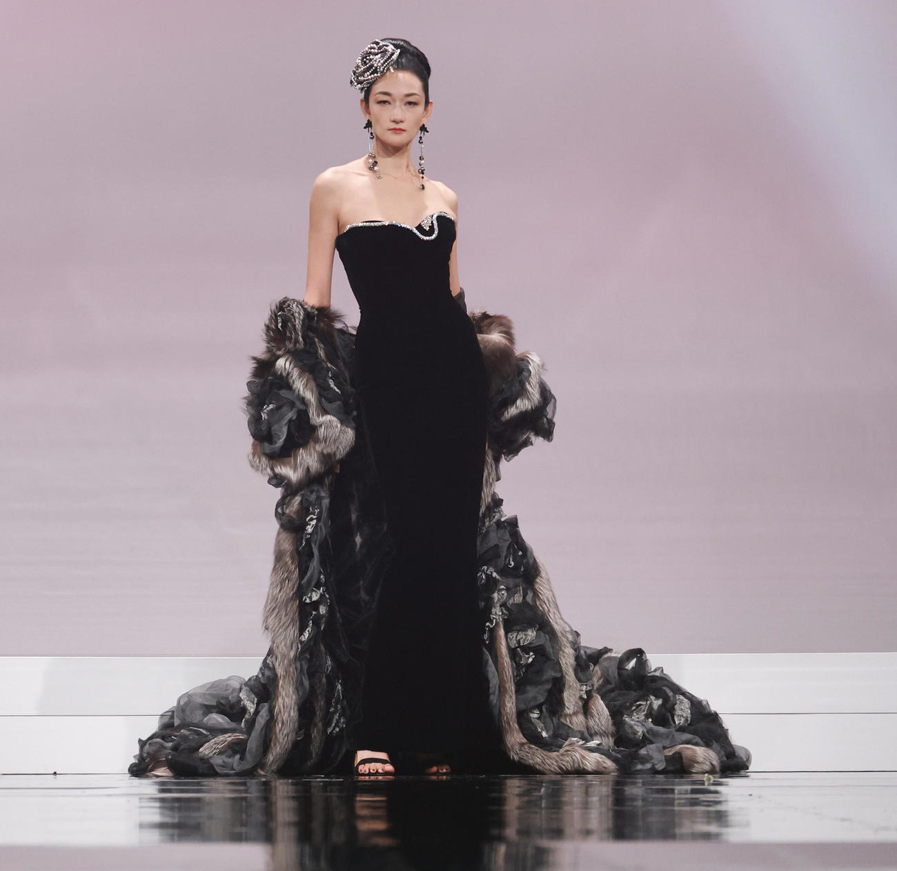 桂由美氏の追悼ファッションショーでパフォーマンスを披露する冨永愛（撮影・中島郁夫）