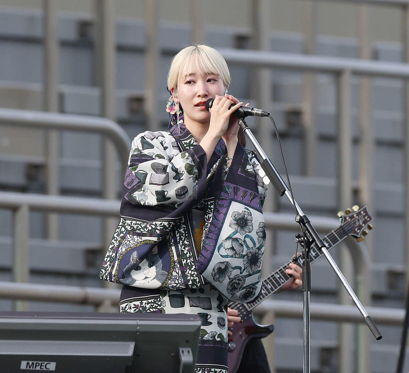 秩父宮ラグビー場でのライブに登場した乃紫（撮影・宮地輝）