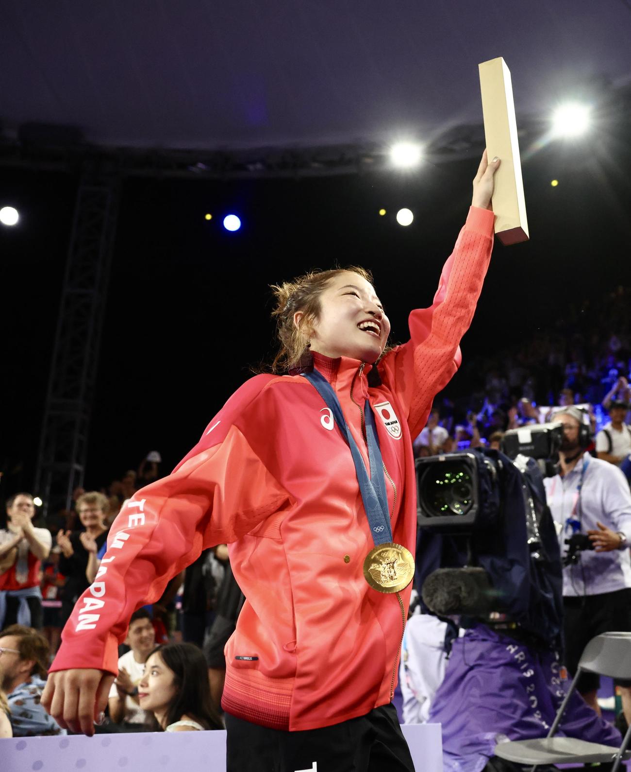 ブレイキン女子決勝　金メダルを下げ、観客の声援に応えながら引き揚げるAMI（撮影・河田真司）