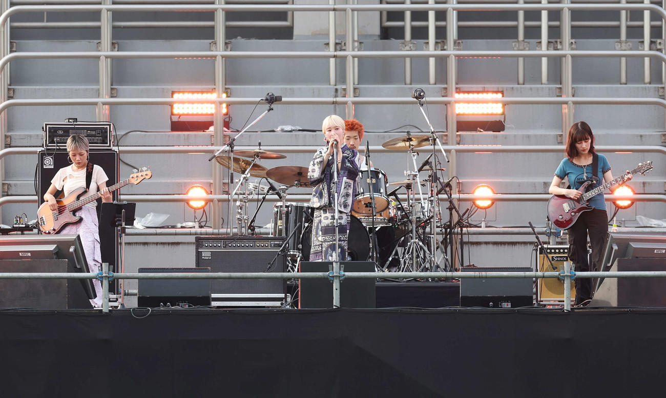 秩父宮ラグビー場でのライブに登場した乃紫（撮影・宮地輝）
