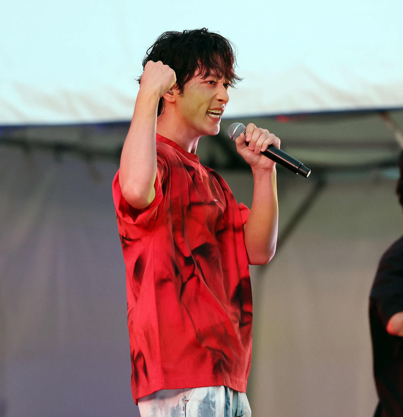 秩父宮ラグビー場でのライブで熱唱するCHANSUNG（2PM）（撮影・宮地輝）