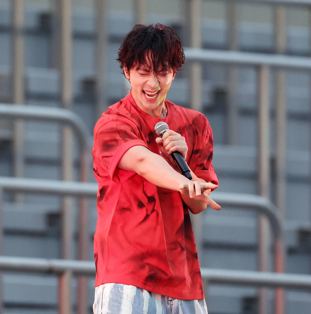 秩父宮ラグビー場でのライブで熱唱するCHANSUNG（2PM）（撮影・宮地輝）