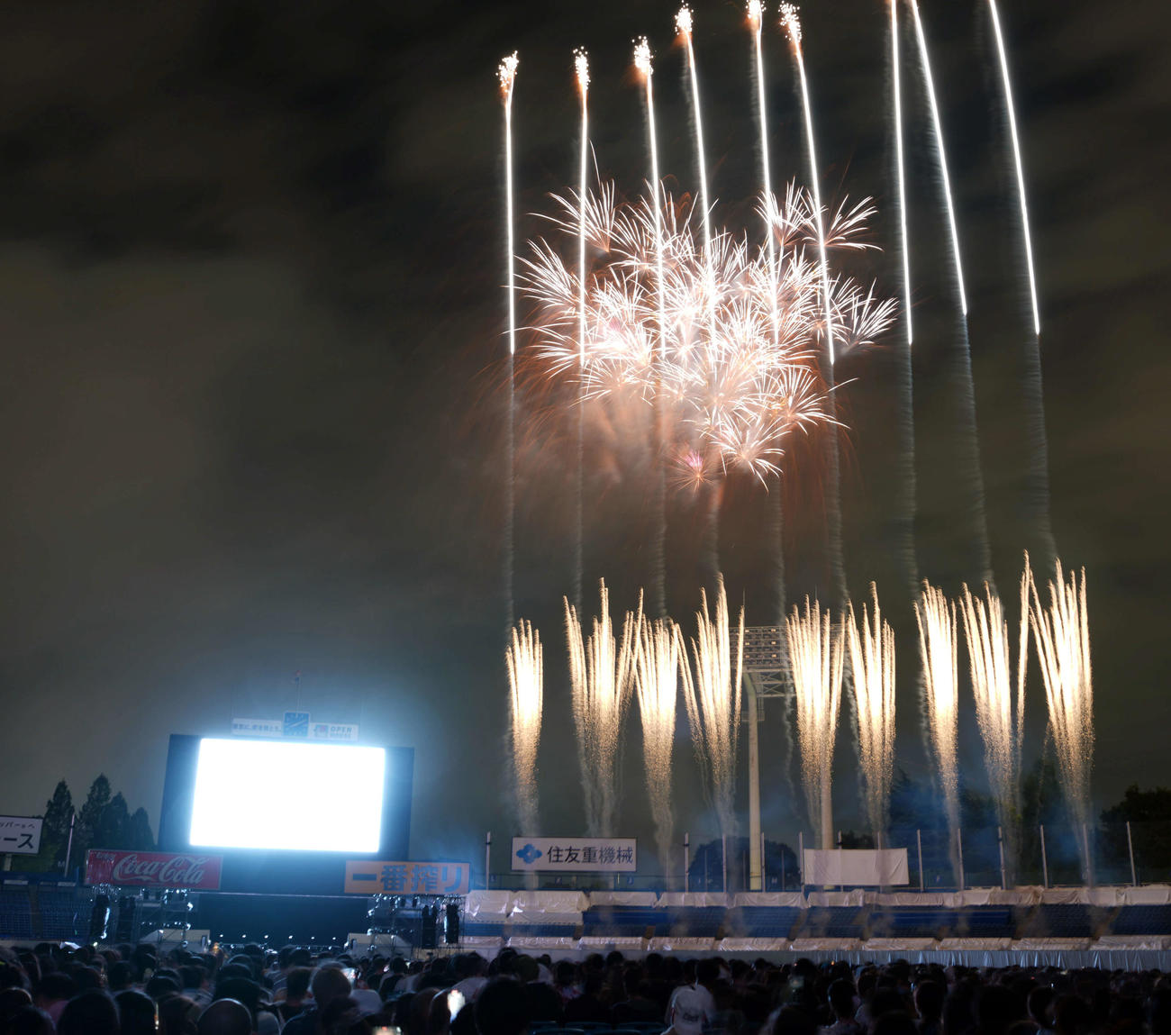 打ち上げられた花火（撮影・たえ見朱実）