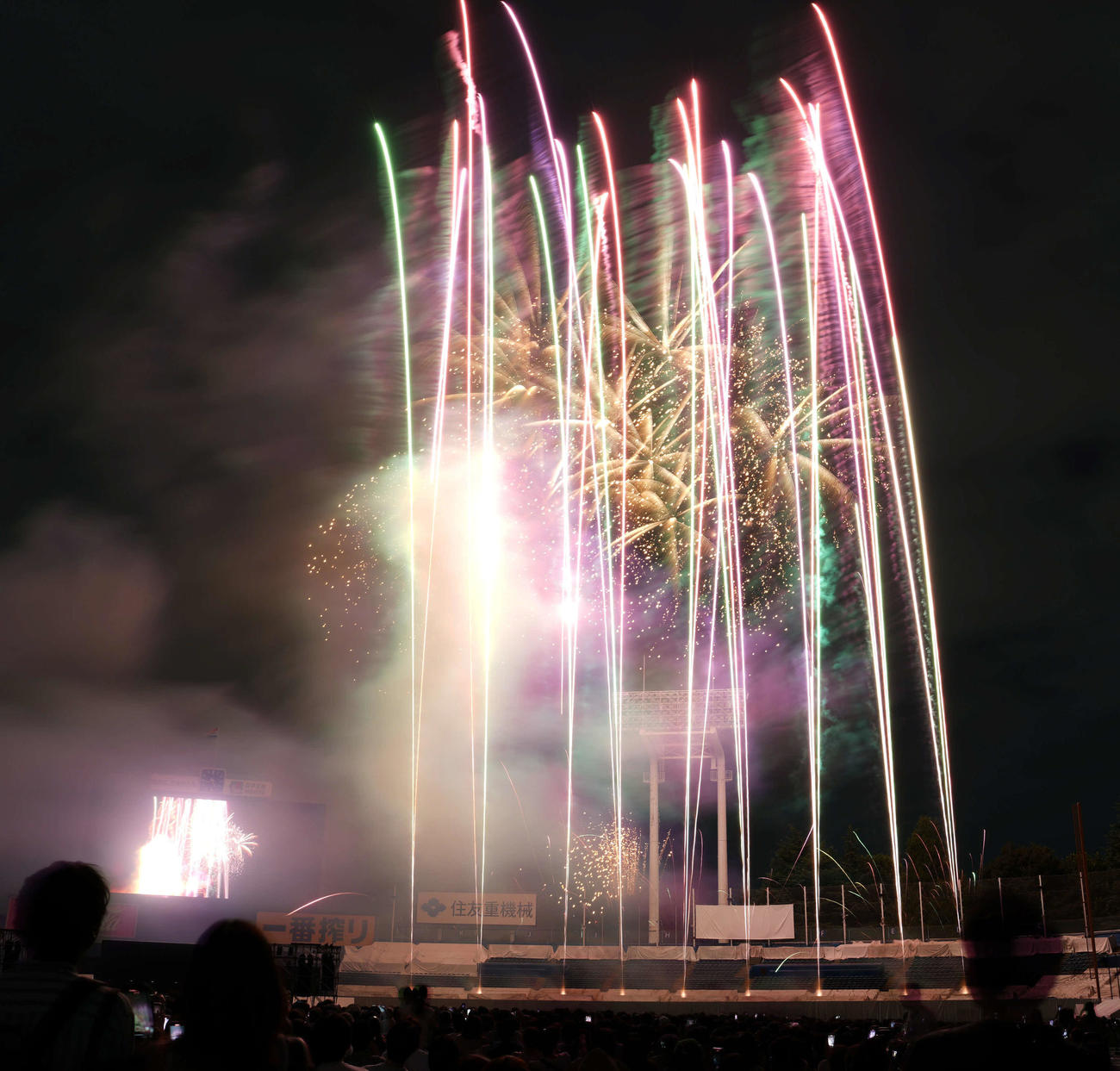 打ち上げられた花火（撮影・たえ見朱実）