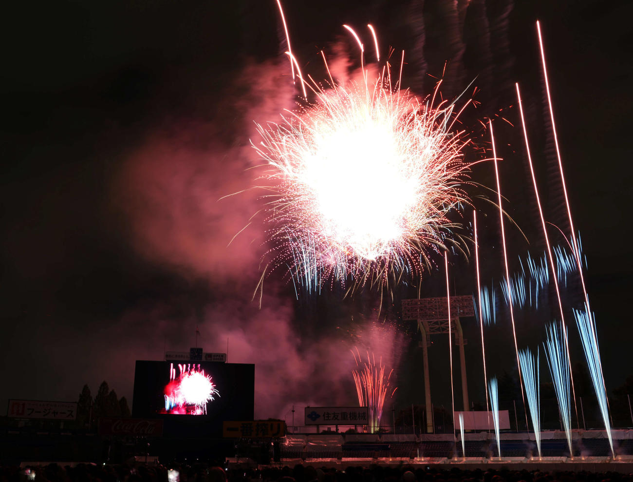 打ち上げられた花火（撮影・たえ見朱実）