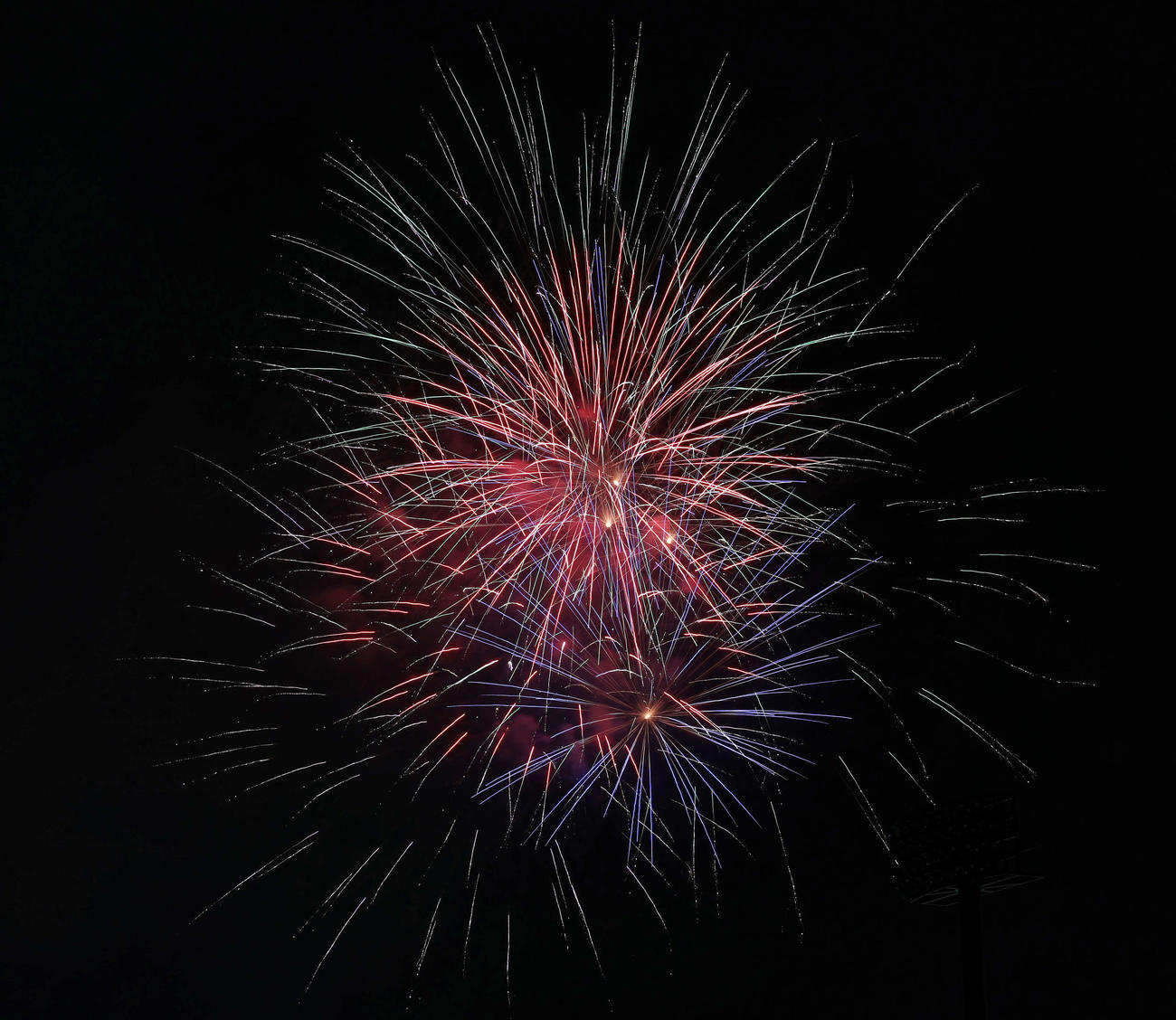 神宮の空を彩る花火（撮影・宮地輝）