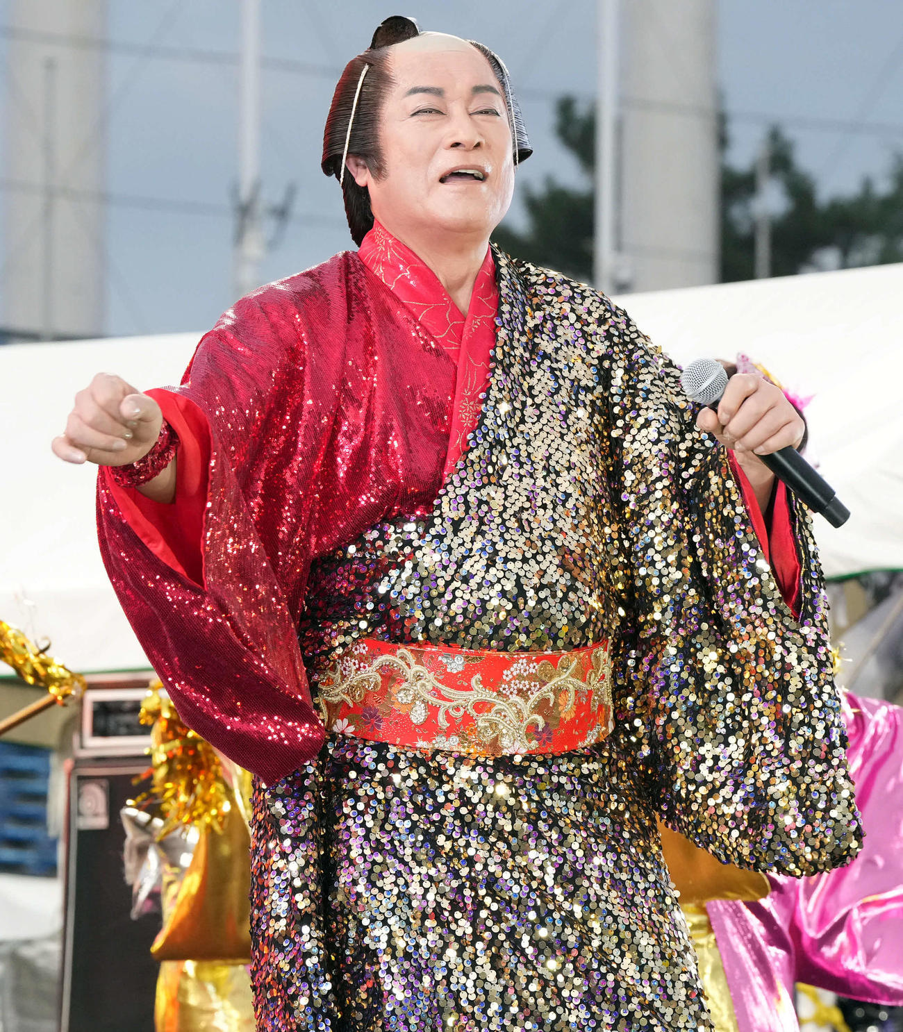 ノリノリのステージで会場を盛り上げる松平健（撮影・たえ見朱実）