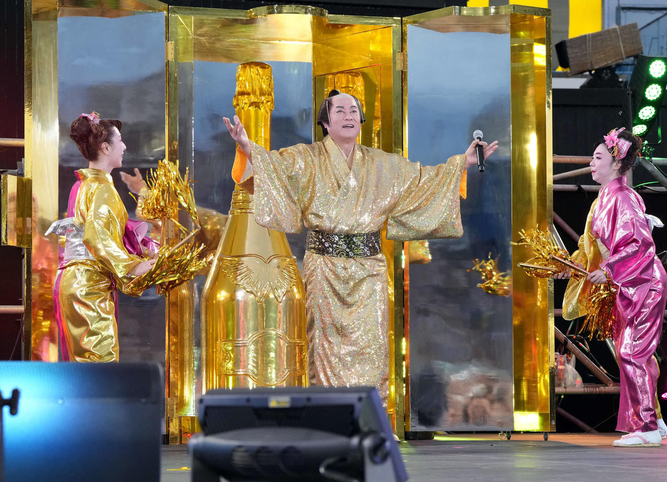 ファンの声援に笑顔で登場する松平健（撮影・たえ見朱実）