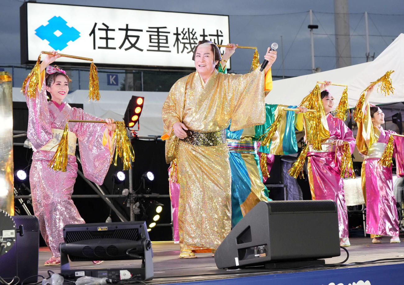 ノリノリのステージで会場を盛り上げる松平健（撮影・たえ見朱実）