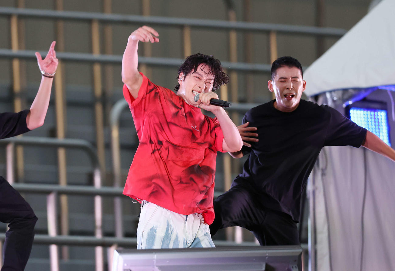 秩父宮ラグビー場でのライブで熱唱するCHANSUNG（2PM）（撮影・宮地輝）