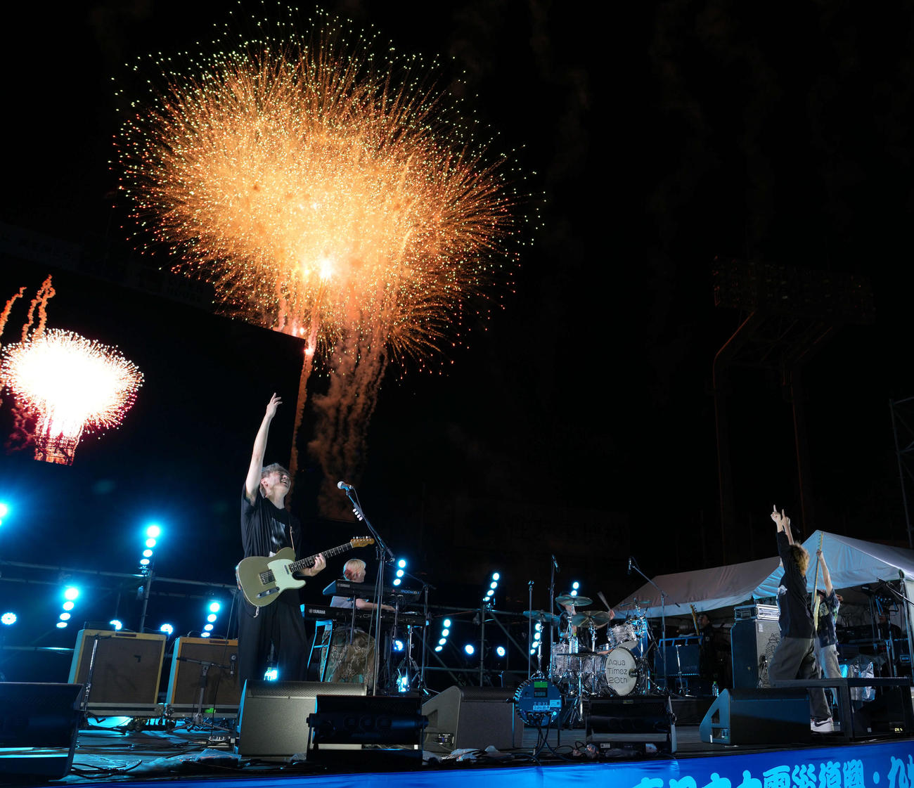 Aqua Timezのライブ終了で花火が打ち上げが始まった（撮影・たえ見朱実）