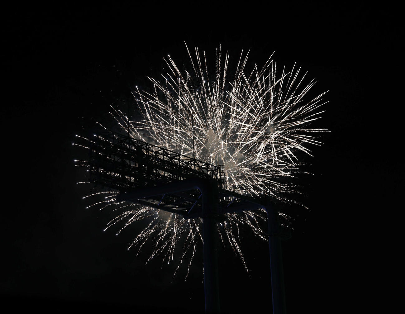 神宮の空を彩る花火（撮影・宮地輝）