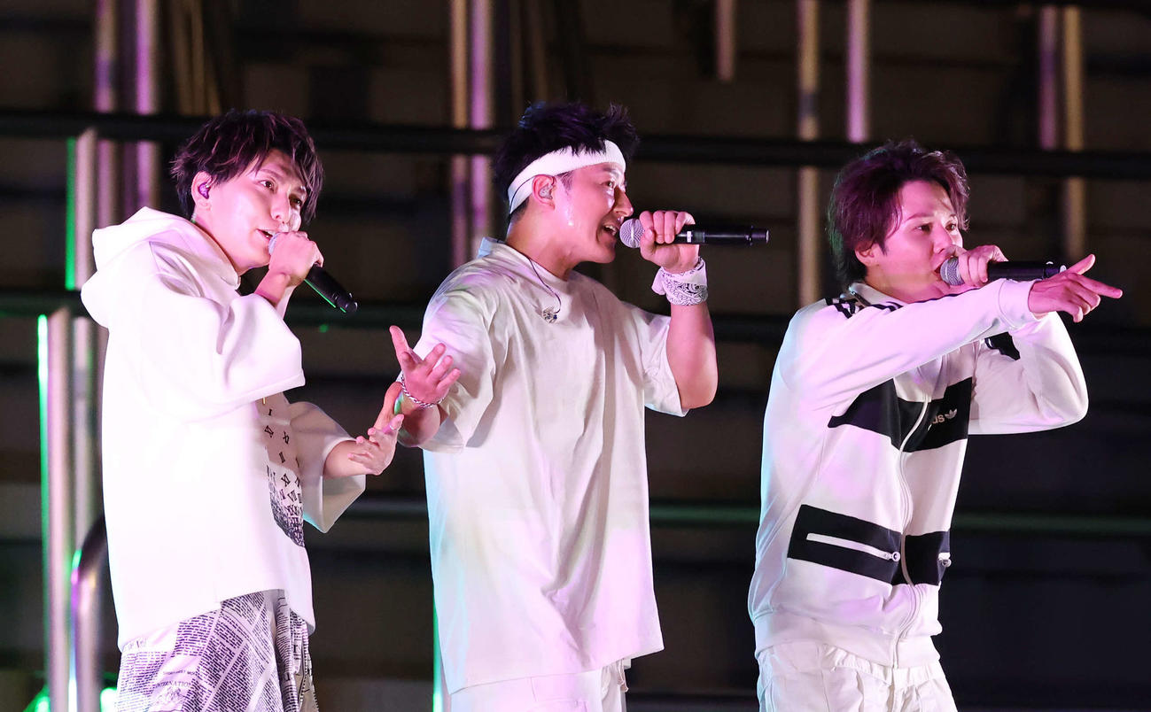 秩父宮ラグビー場でのライブで熱唱するLead（撮影・宮地輝）