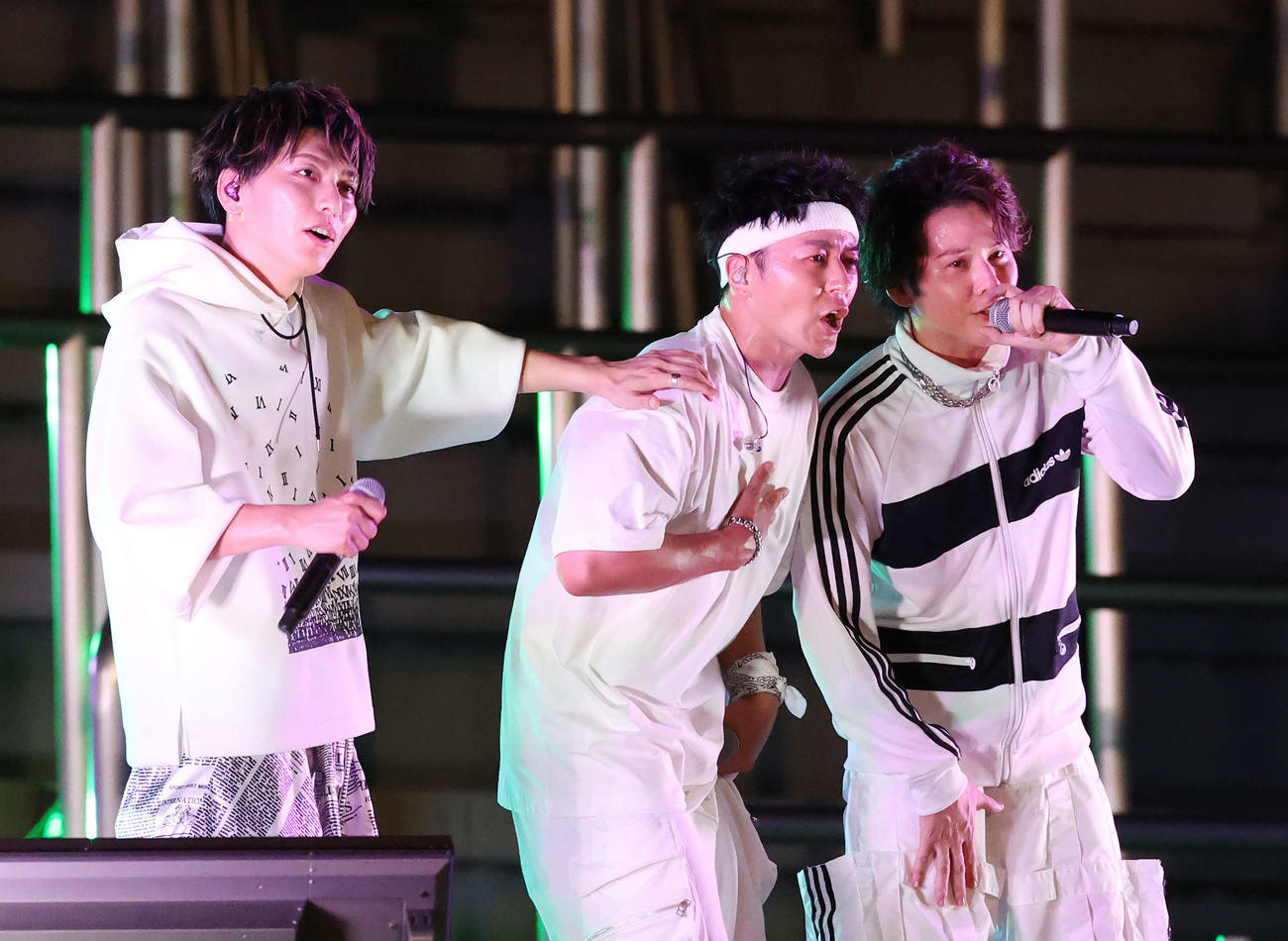 秩父宮ラグビー場でのライブで熱唱するLead（撮影・宮地輝）