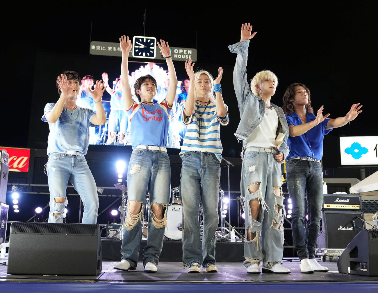 ライブを終えファンの声援に応えるHi－Fi Un！corn（撮影・たえ見朱実）