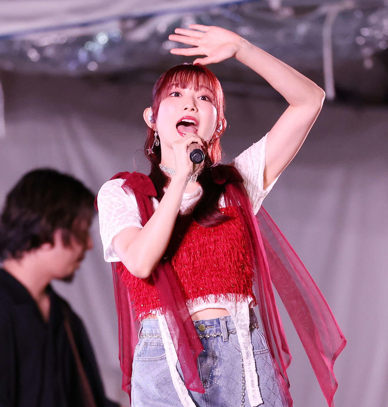 秩父宮ラグビー場でのライブで熱唱する青山なぎさ（撮影・宮地輝）